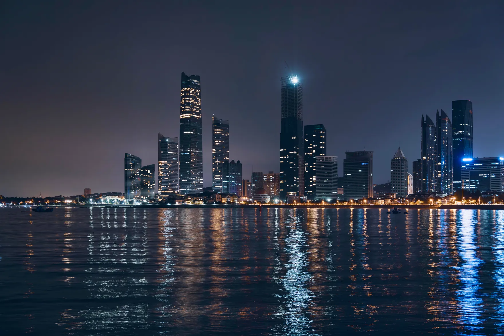 Skyline von Abu Dhabi am Abend