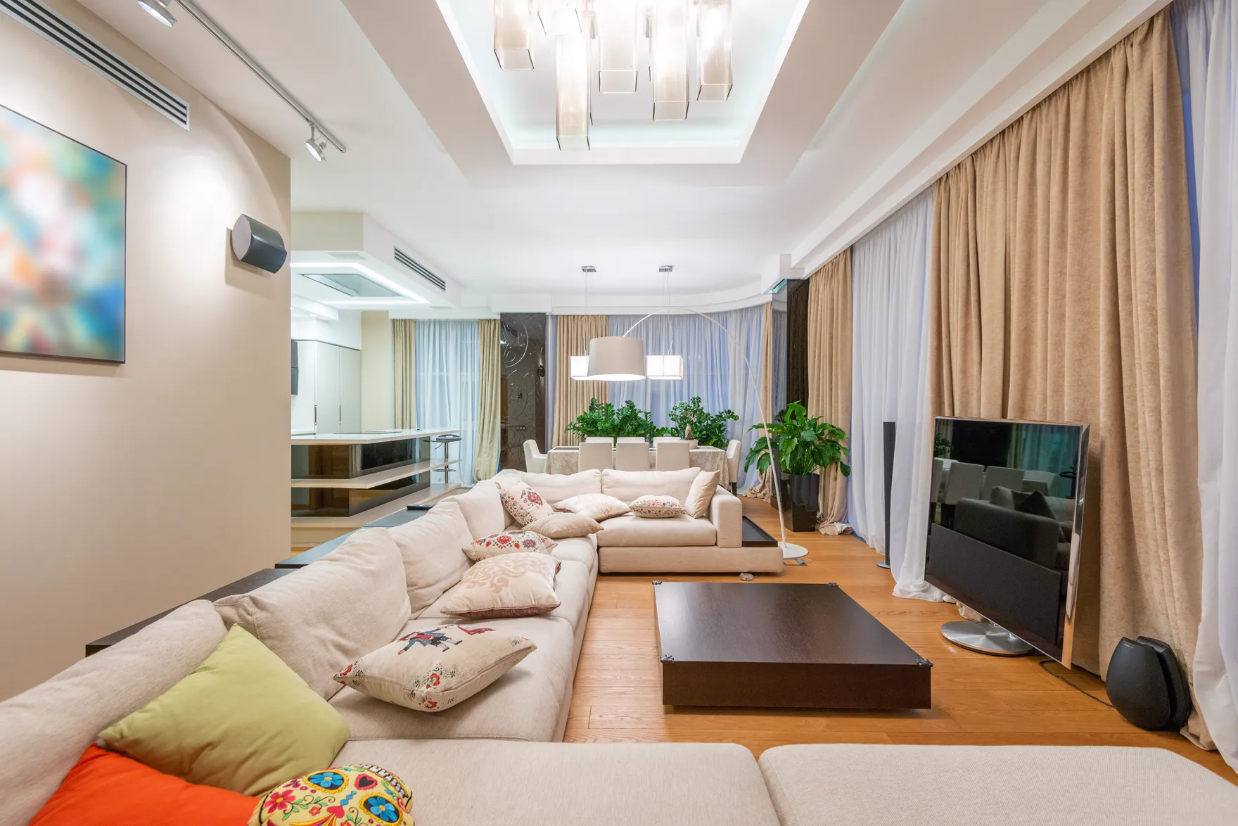 Elegant eingerichtetes Wohnzimmer einer betreuten Immobilie in Dubai