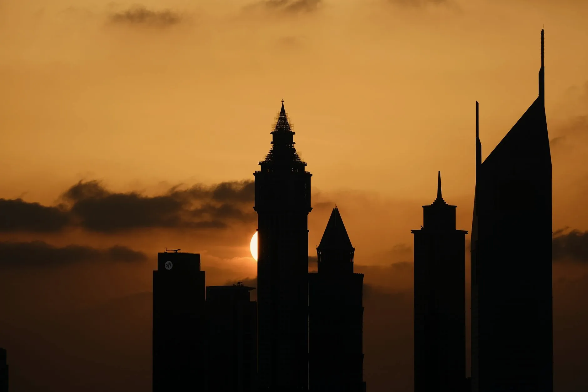Luftaufnahme der Skyline von Dubai in der Dämmerung