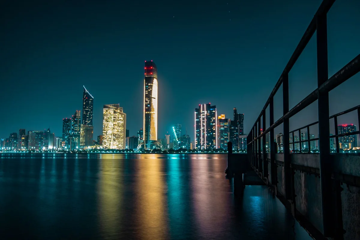 Skyline von Abu Dhabi bei Nacht