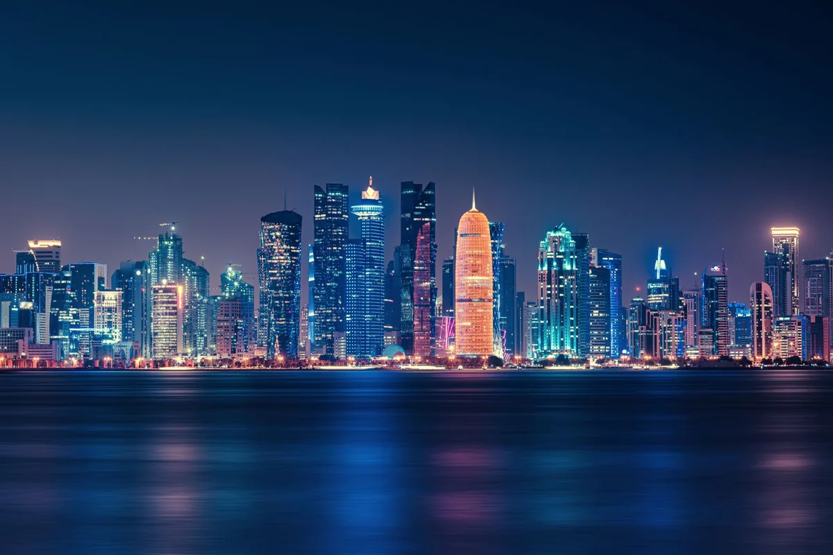 Skyline von Doha, Katar bei Nacht