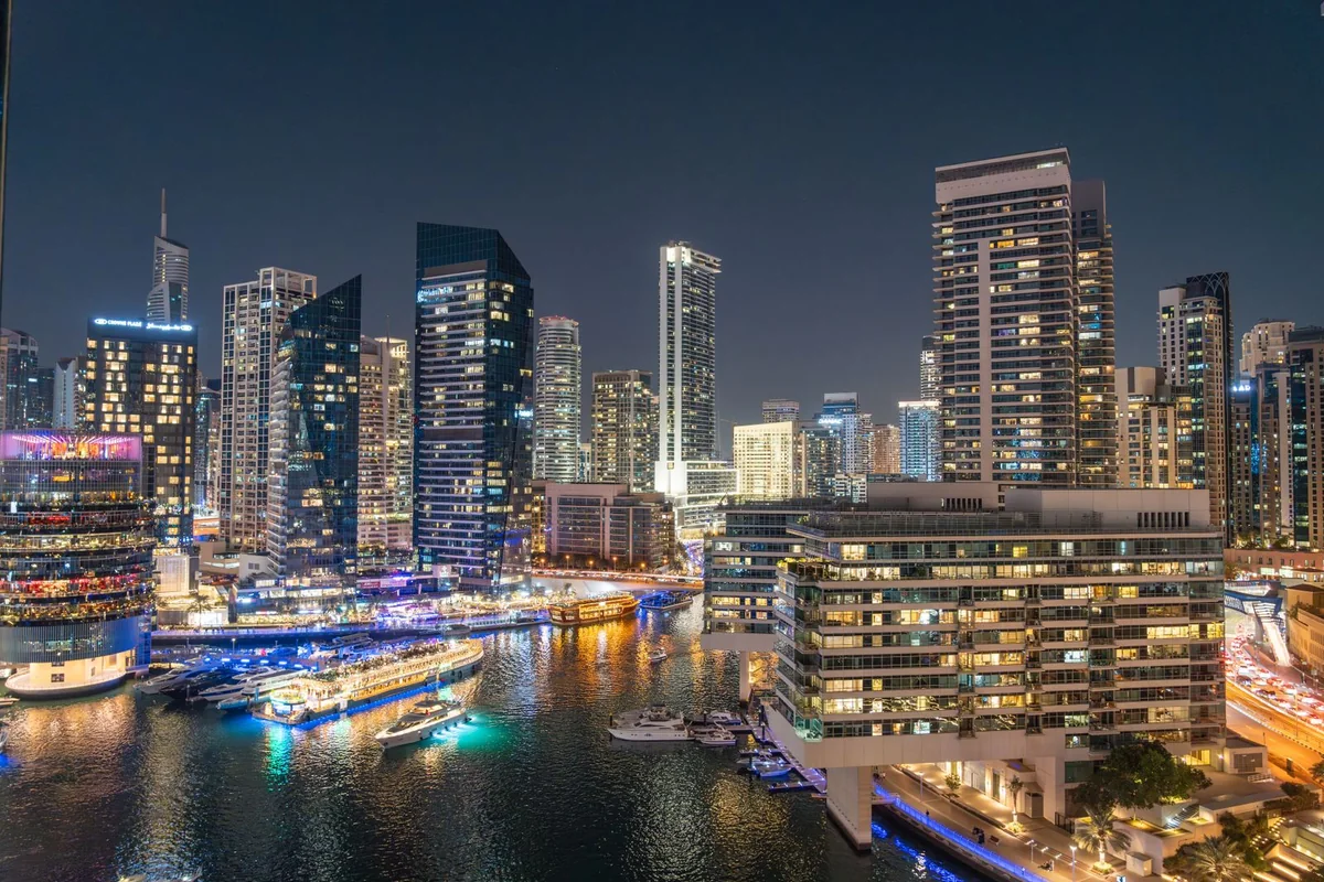 Skyline von Dubai Marina bei Nacht
