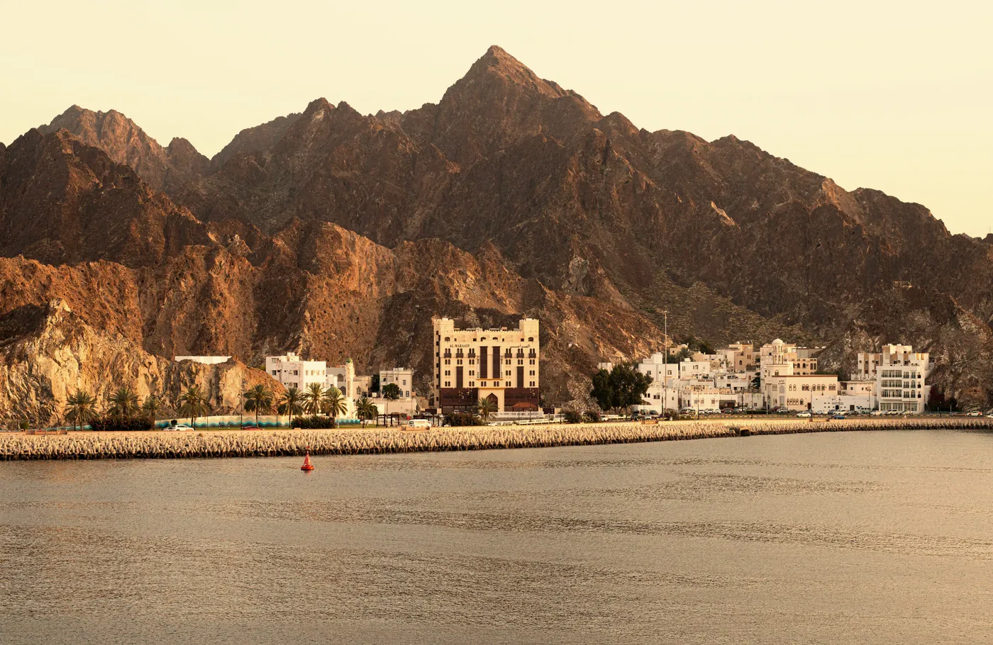 Küste und Berge von Maskat, Oman in der Dämmerung