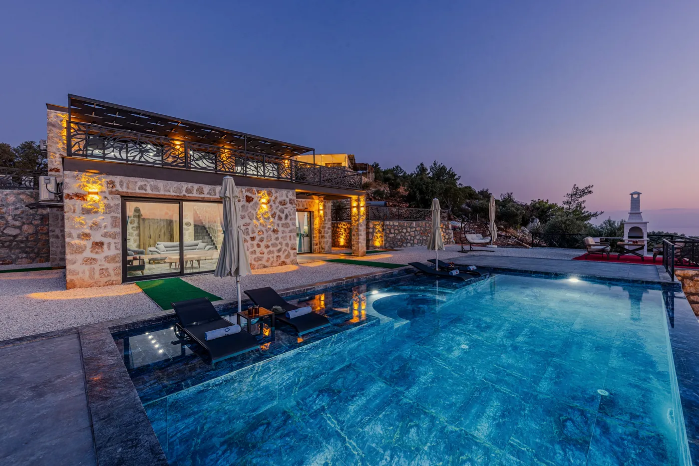 Luxusvilla mit Pool an der spanischen Küste am Abend