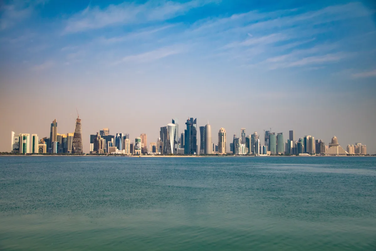 Skyline von Doha, Katar bei Abenddämmerung