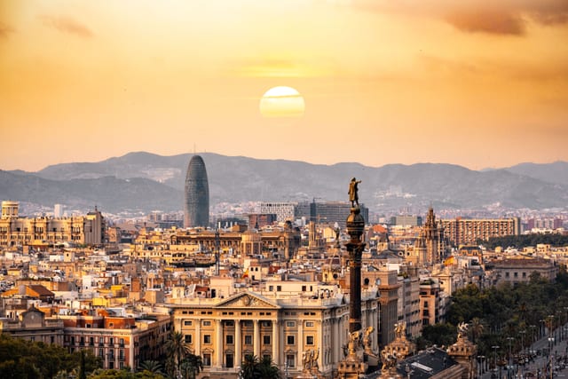 مدينة برشلونة في ضوء المساء