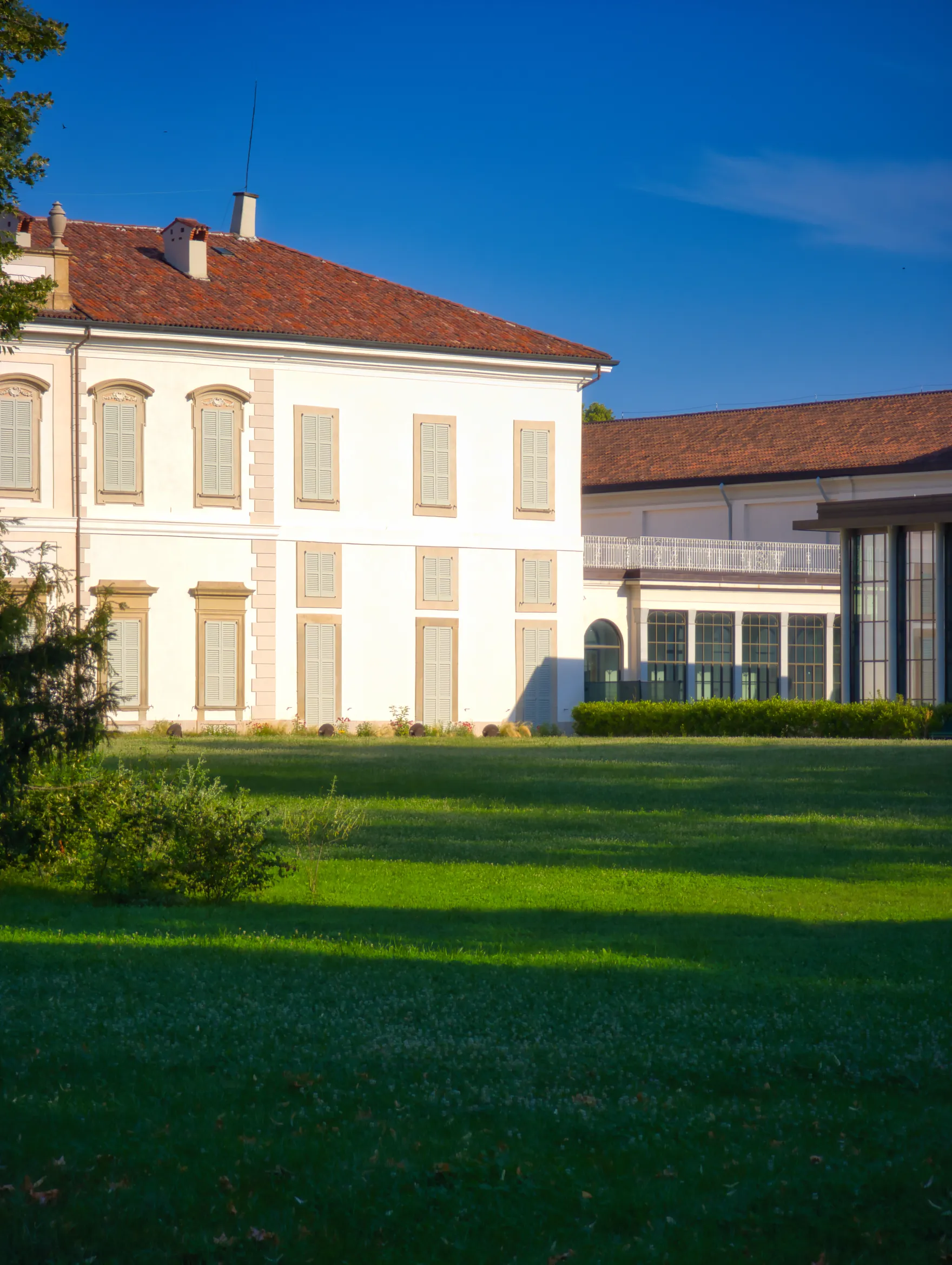 Beleuchtete Fassade einer mediterranen Luxusvilla in der Abenddämmerung