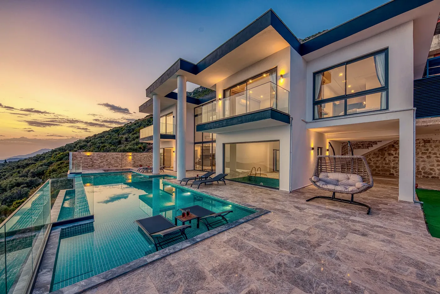Mediterrane Luxusvilla mit Pool an der spanischen Küste
