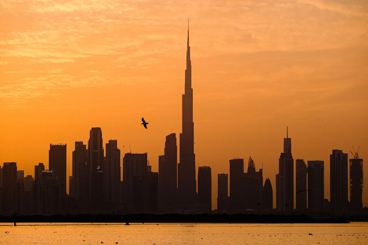 Skyline von Dubai mit dem Burj Khalifa zur goldenen Stunde