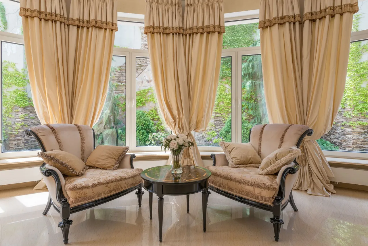 Eleganter Salon einer betreuten Luxusimmobilie mit warmem Tageslicht